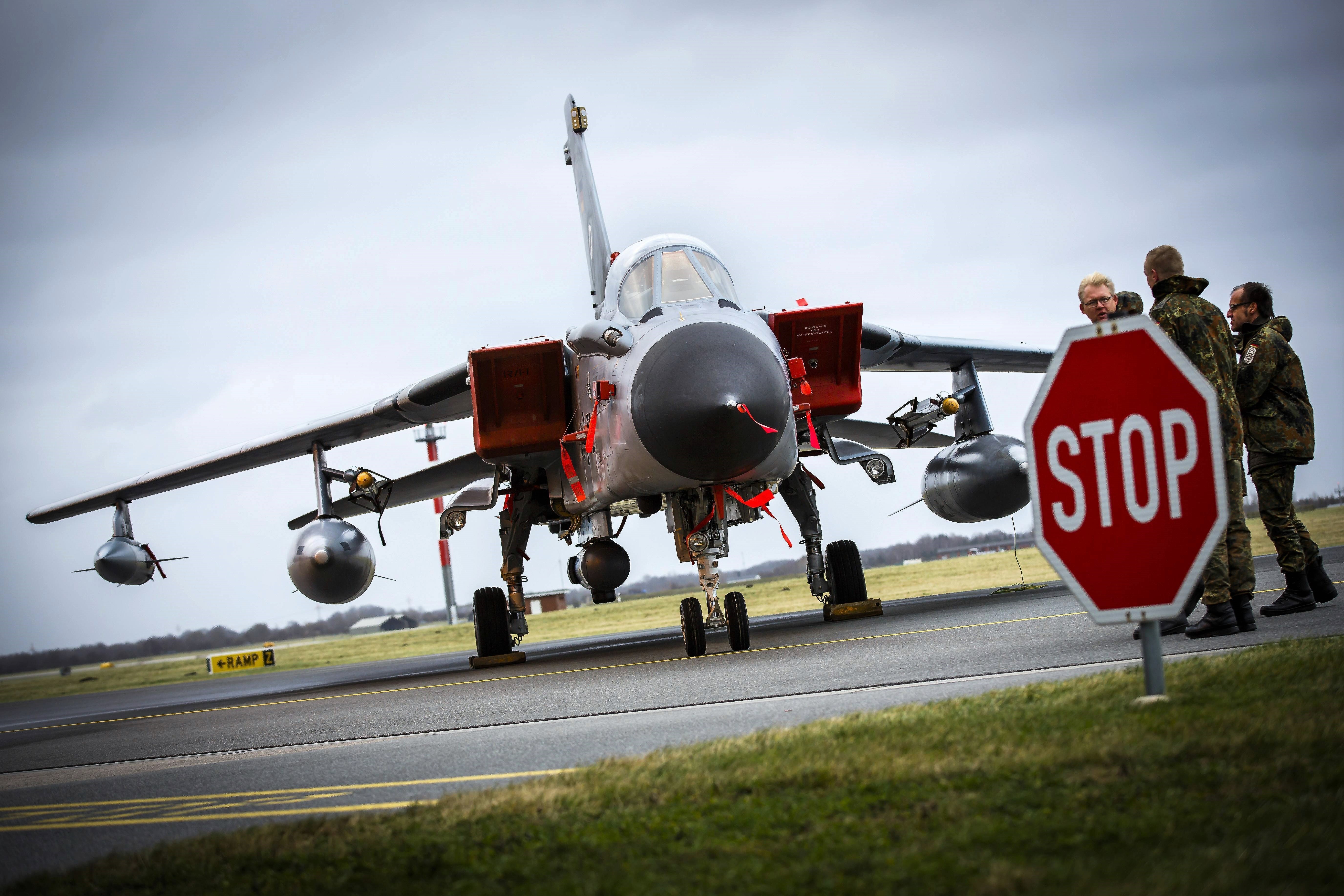 NATO-Kampfjet abgestürzt! Maschine explodiert in einem Feuerball auf einem Luftwaffen-Stützpunkt!