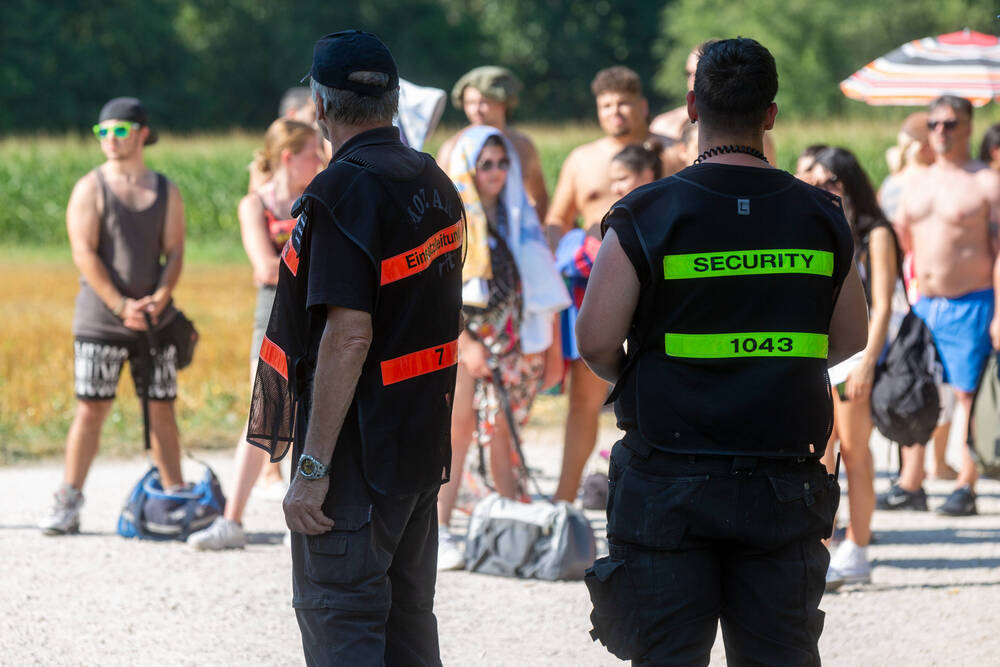 Massenschlägerei im Freibad! 20 jugendliche prügeln aufeinander ein - Security machtlos!