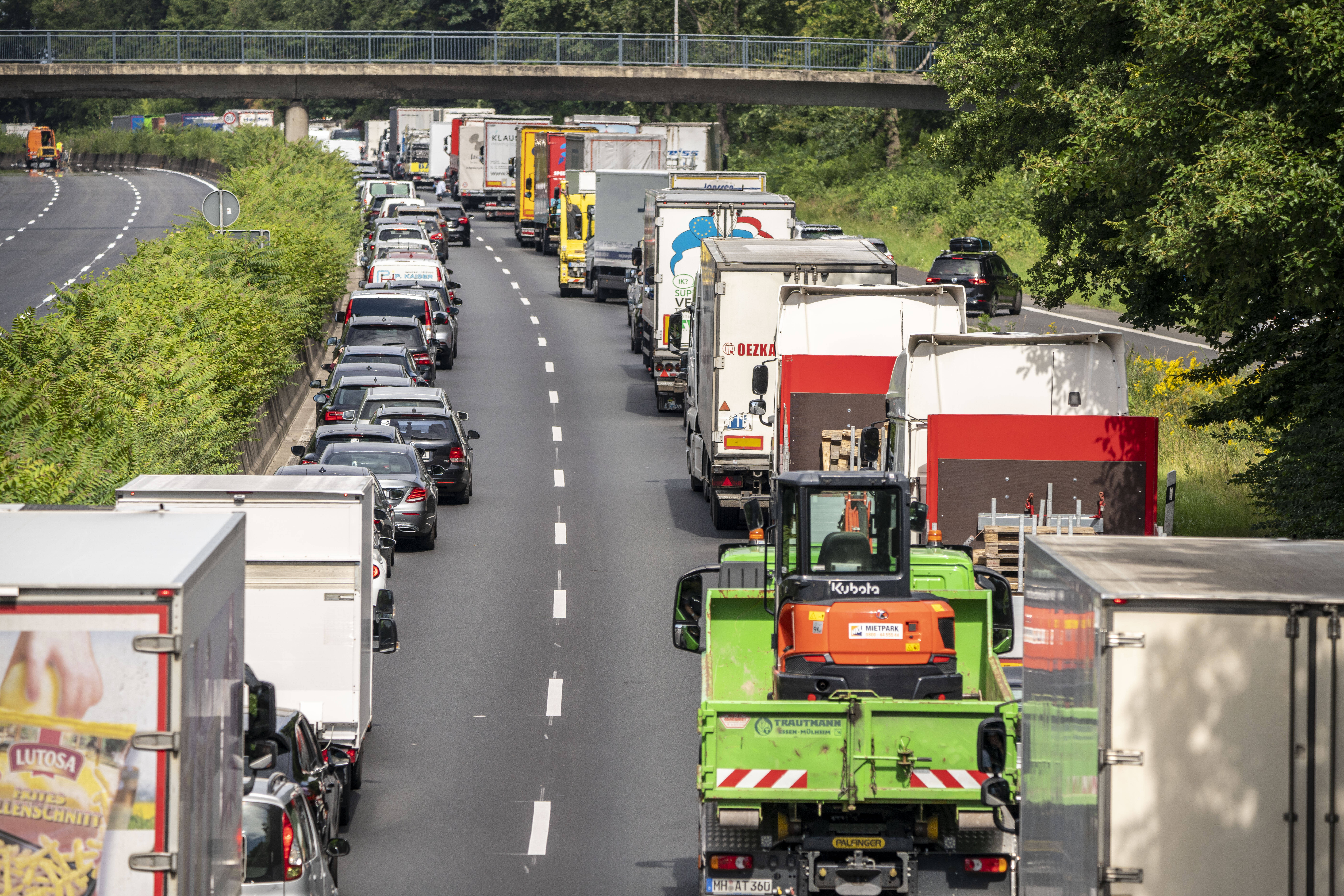 Vollsperrung nach schwerem Unfall! Zwei Menschen schwer verletzt - Bergungsarbeiten laufen!