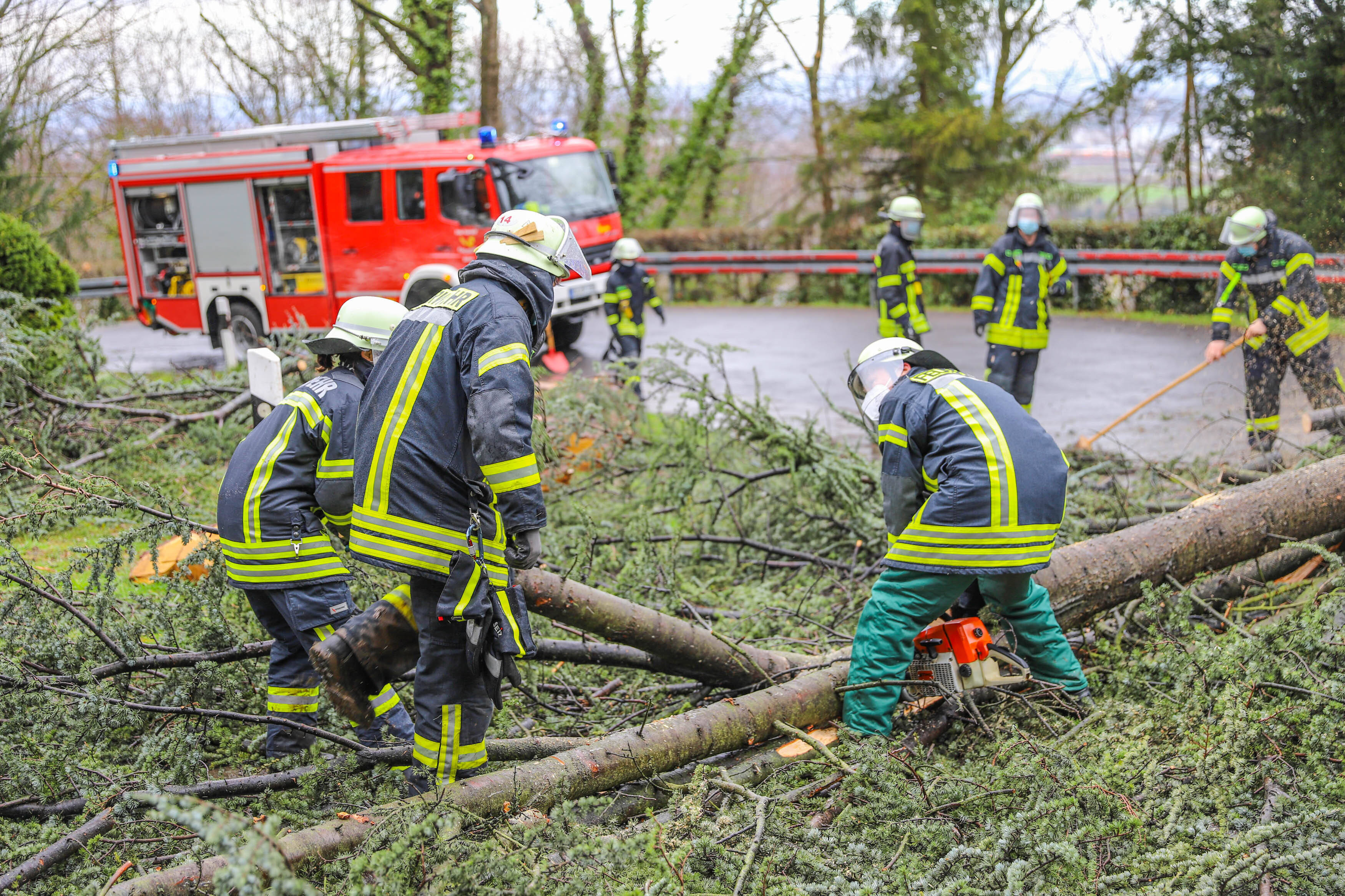 ++ Erste Tornado-Meldungen ++ Bahnverkehr eingeschränkt ++ Keller laufen voll! ++