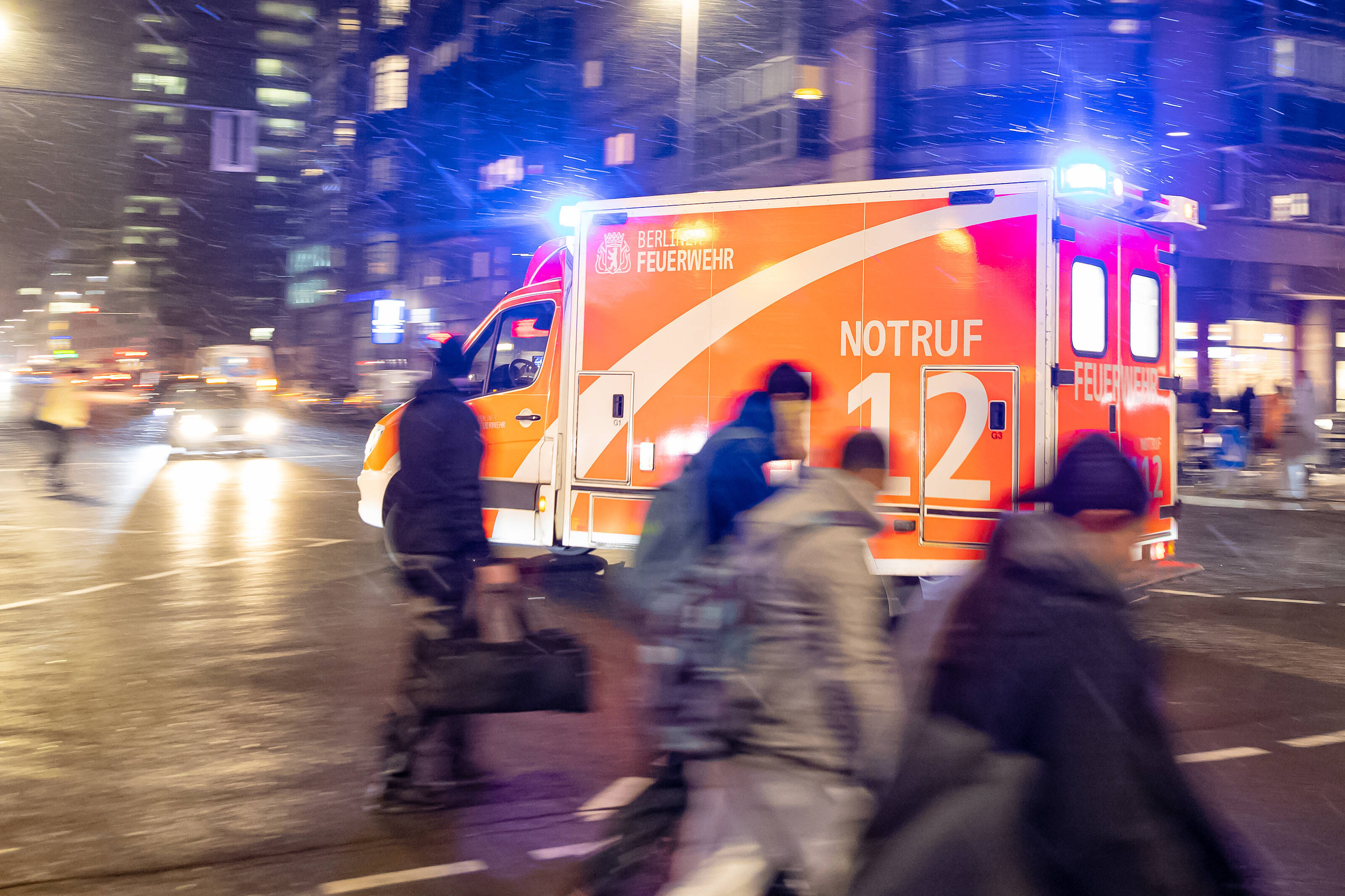 Rentnerin stürzt mit Auto aus Parkhaus! Lebensgefährte sieht alles mit an - Tödlicher Unfall in Oldenburg!