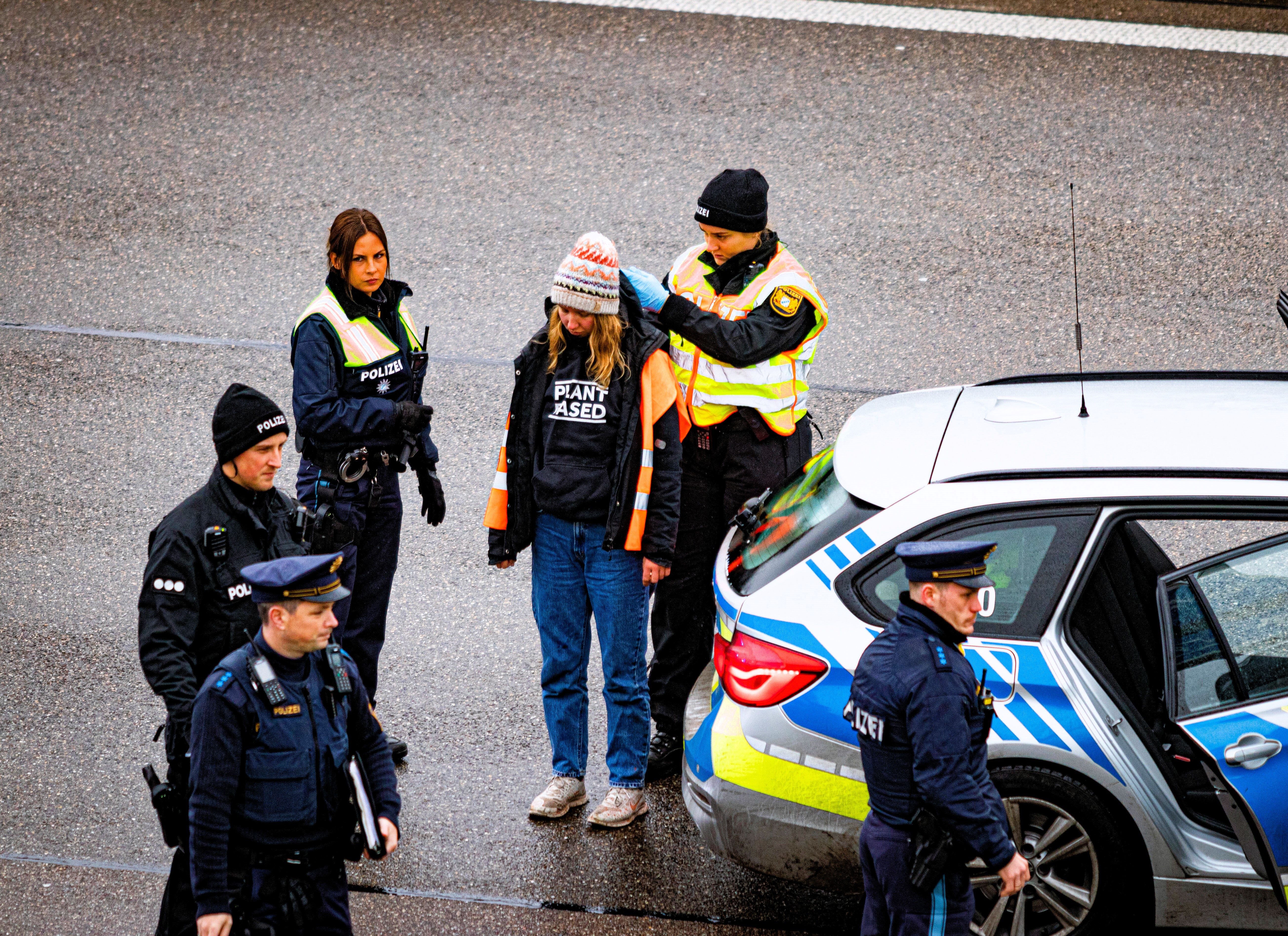 Klima-Kleber blockieren Krankenwagen im Einsatz! Einer der Aktivisten ist selbst Sanitäter!