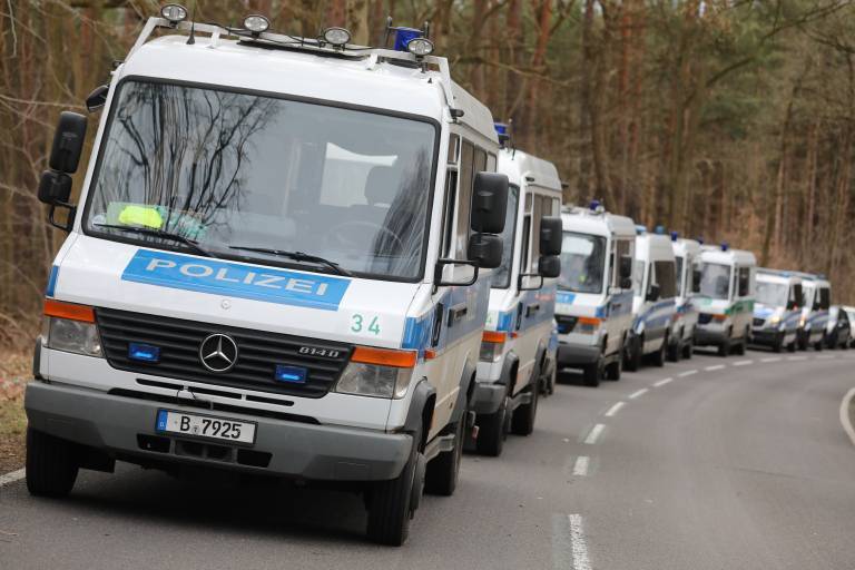 NRW - Spaziergänger entdeckten eine Leiche im Wald - Polizei hat Ermittlungen gestartet