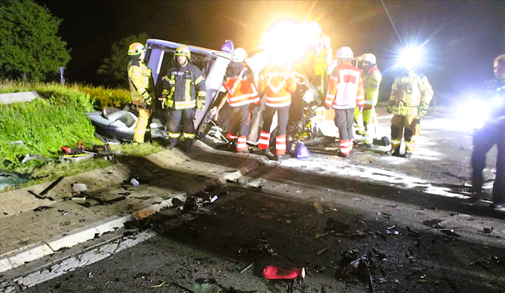 Tödlicher Unfall! Motorradfahrer prallt gegen Hauswand und stirbt