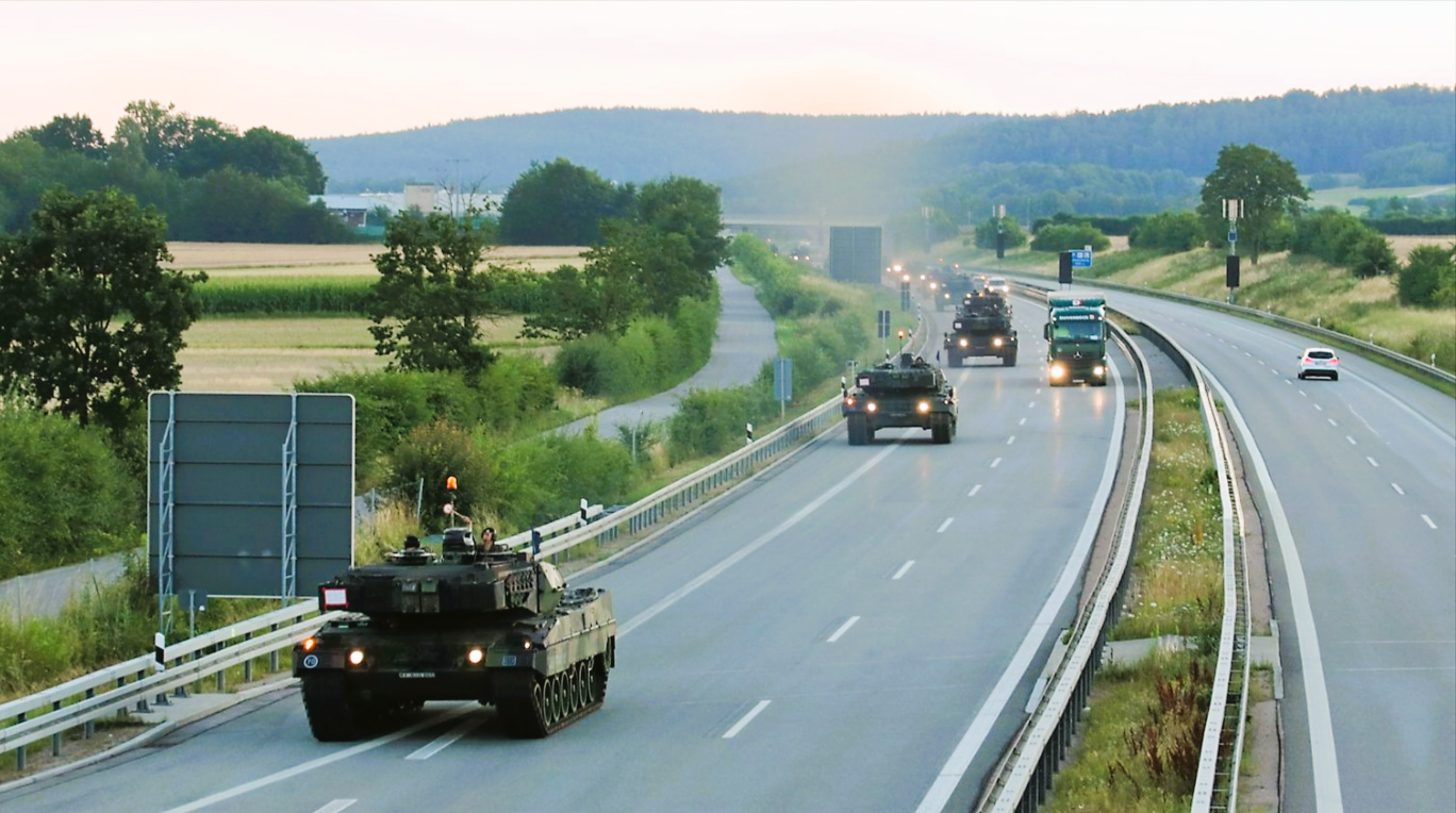 Chaos auf der Autobahn! Panzer rollen heute durch Deutschland - Verkehrsbehinderungen erwartet!