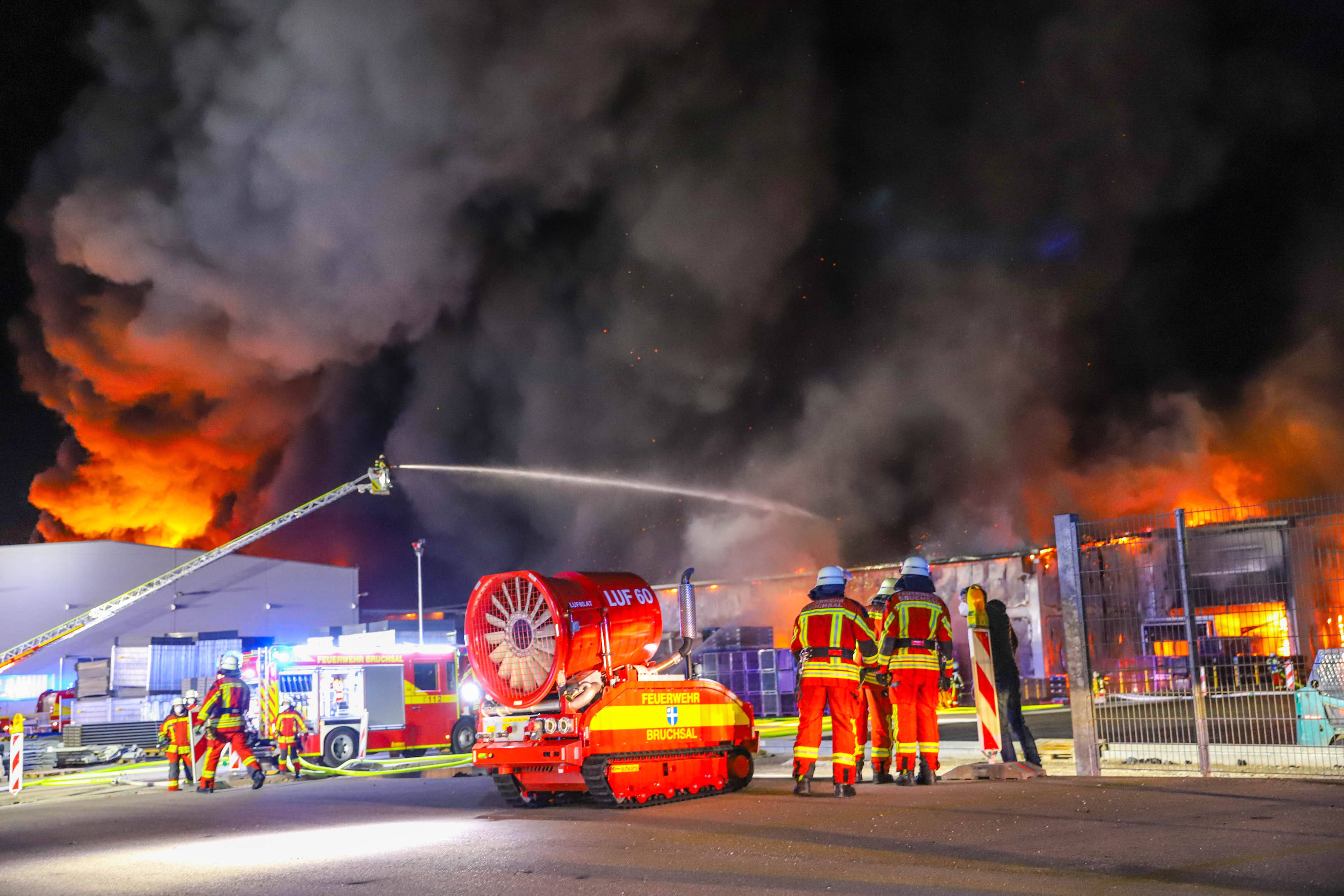 Großbrand - Polizei warnt - schließen Sie die Fenster! Riesige Rauchwolke verdunkelt den Himmel