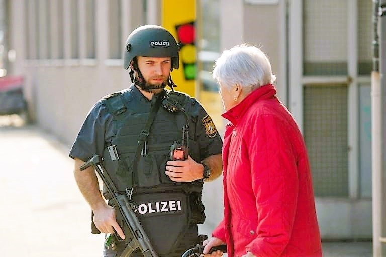 Hammer-Syrer überfällt Rentnerin! Obwohl er 245 Autoscheiben zerstörte, lies der Richter ihn laufen!
