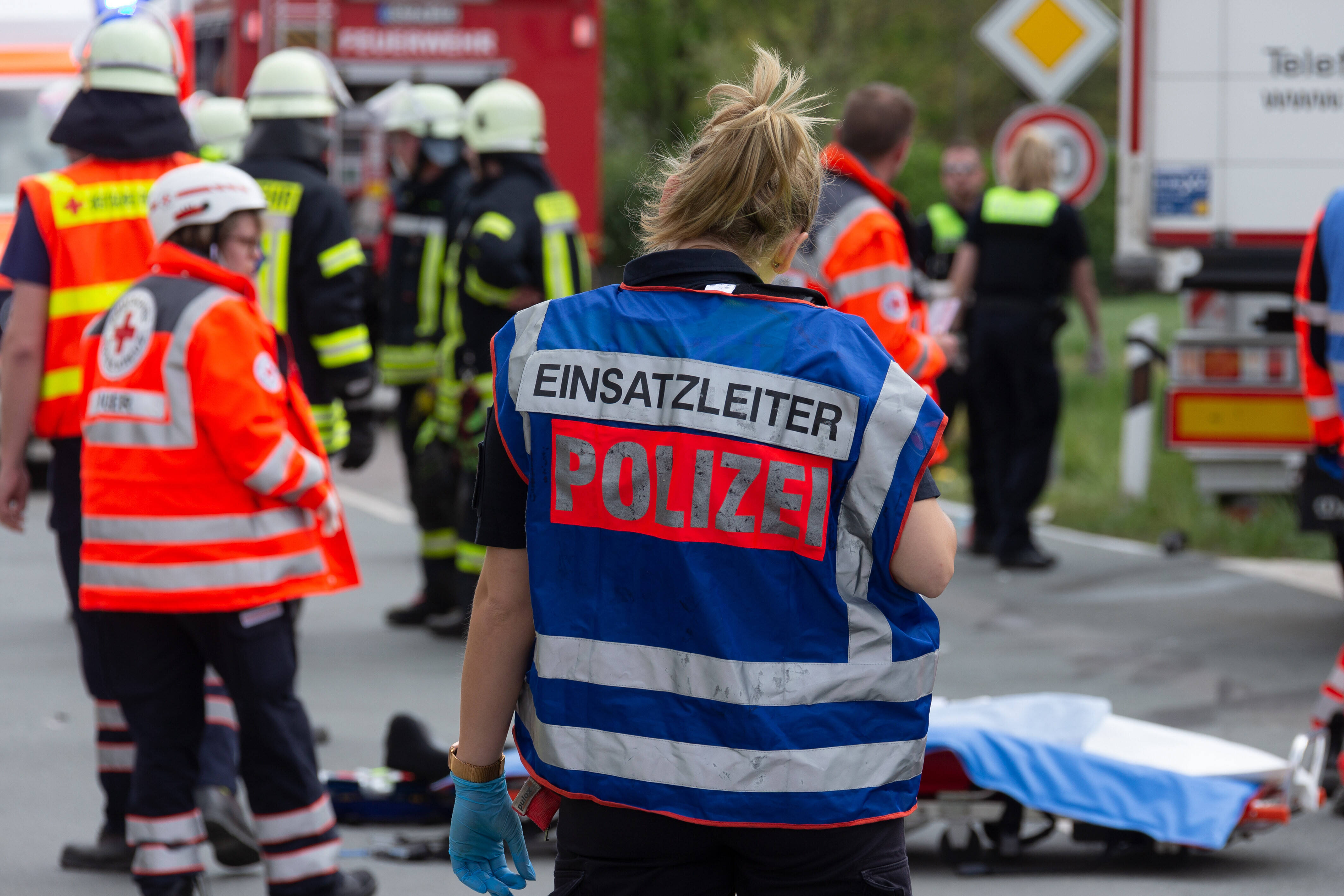 Horror-Unfall - Zwei Tote nach Frontalcrash! Vollsperrung auf der Bundesstraße