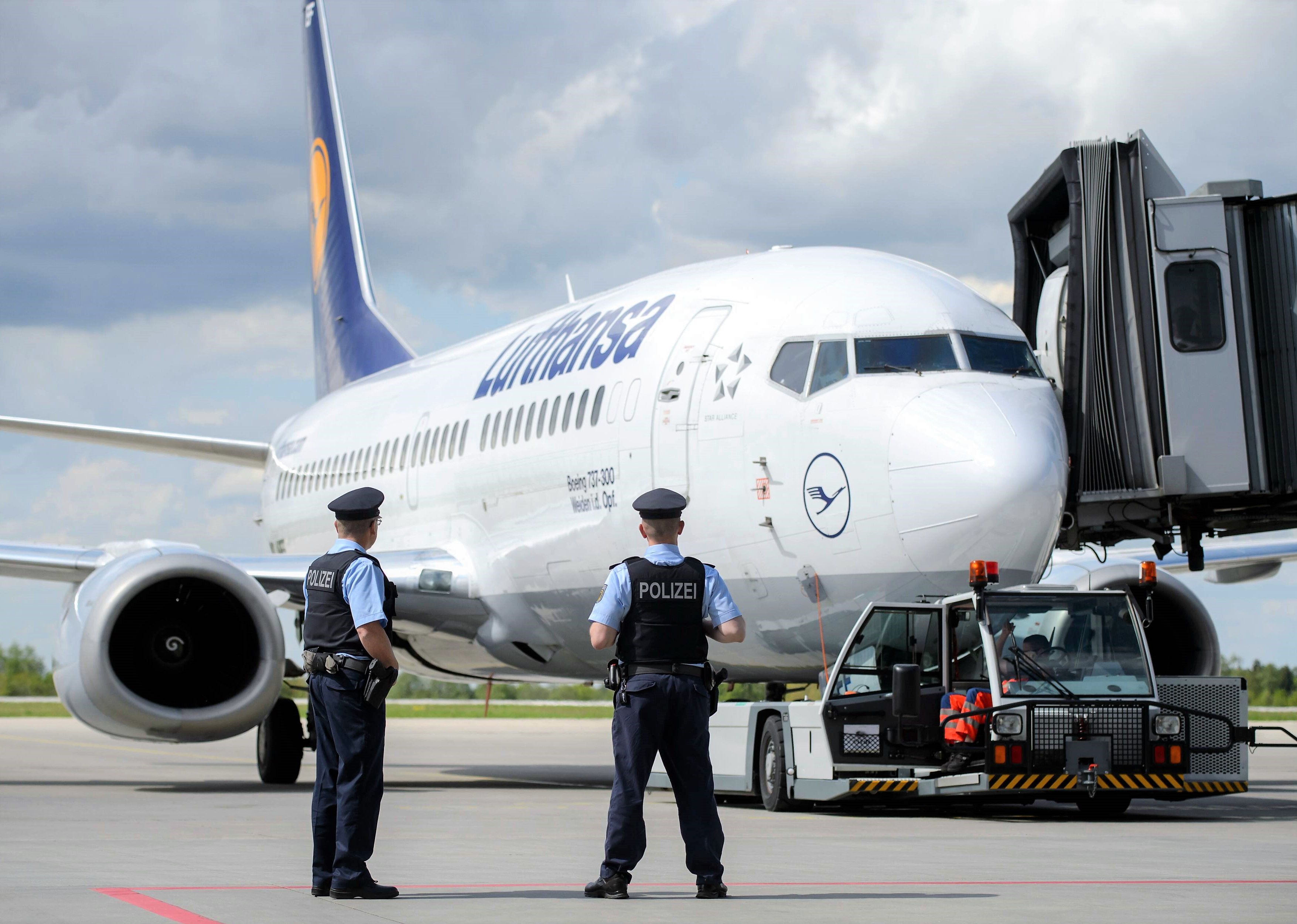 Randale im Flugzeug - Passagier dreht durch! Polizei schlägt direkt nach Landung in München zu!