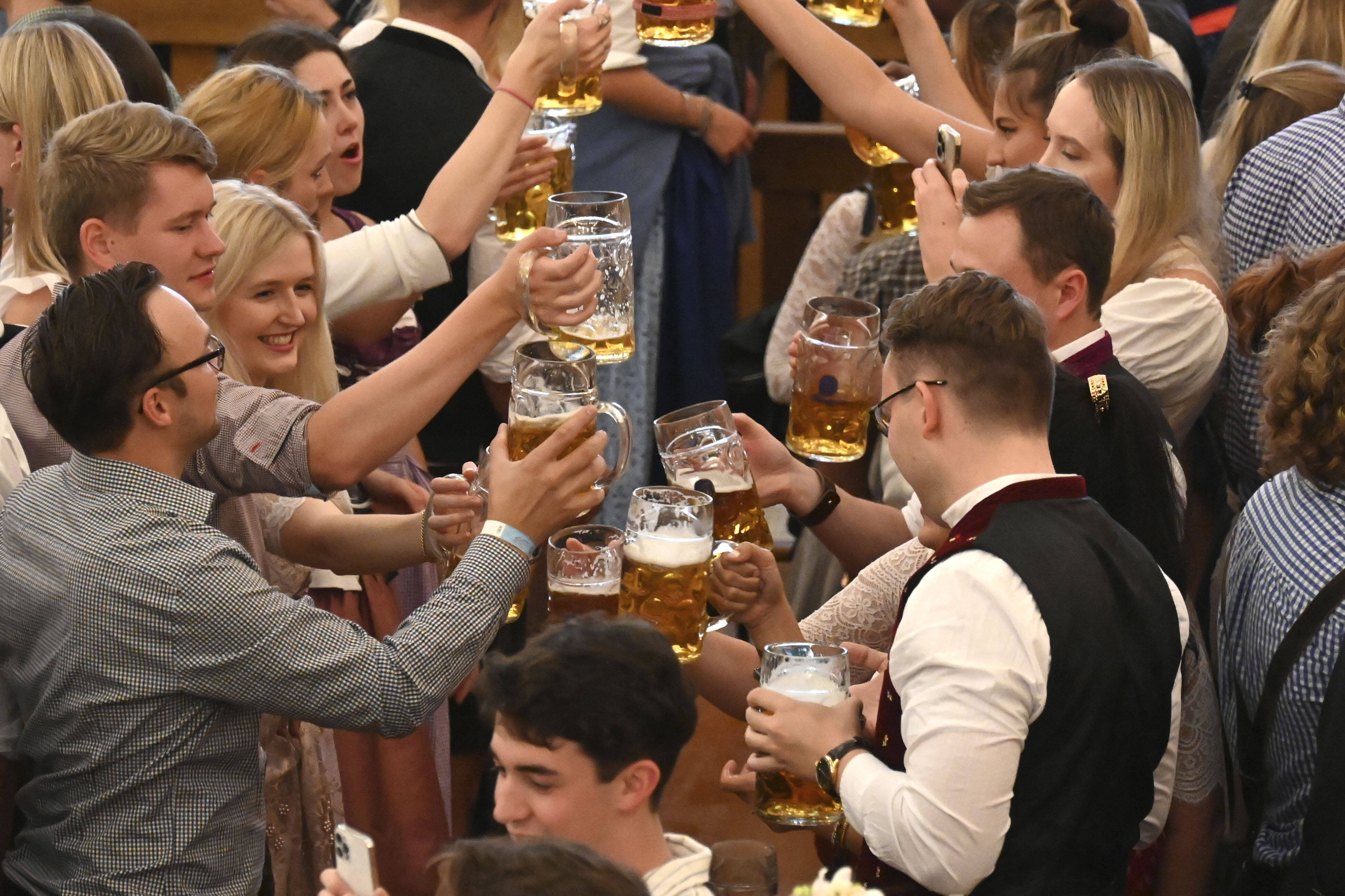 Achterbahn-Unfall! Oktoberfest im Ausnahmezustand: Mehrere Verletzte nach Achterbahn-Unfall.