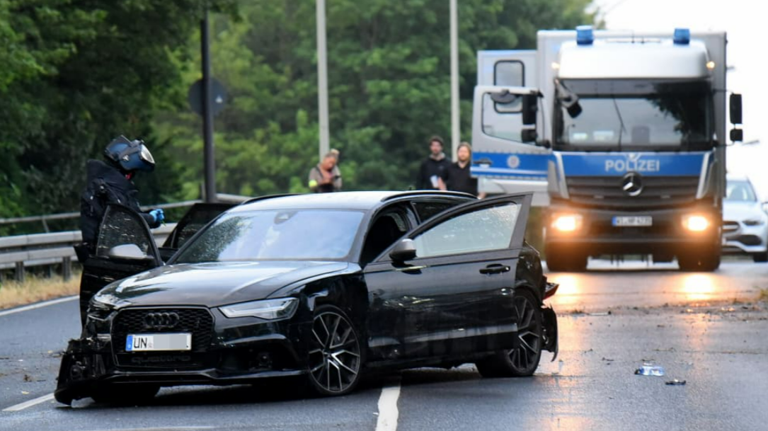 Vollsperrung! Autodieb flieht vor Polizei und rast bei Tempo 180 gegen einen Baum - Beifahrer tot!