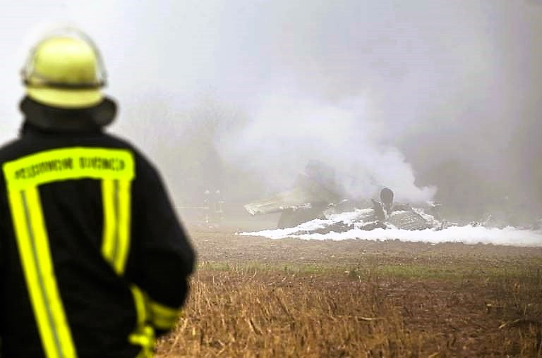 Flugzeugabsturz - Einsatzkräfte bestätigen 12 Todesopfer! Maschine zerschellt am Boden