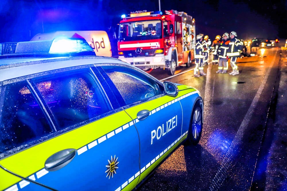 Glätte-Unfall! Ein Toter, drei schwer Verletzt nach Blitzeis-Chaos auf der Bundesstraße!