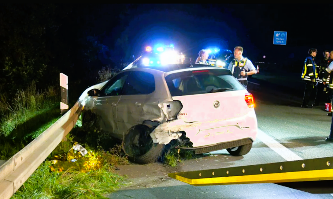 Schock-Fund! Passanten finden verletztes Baby in Unfallfahrzeug - vom Fahrer keine Spur!