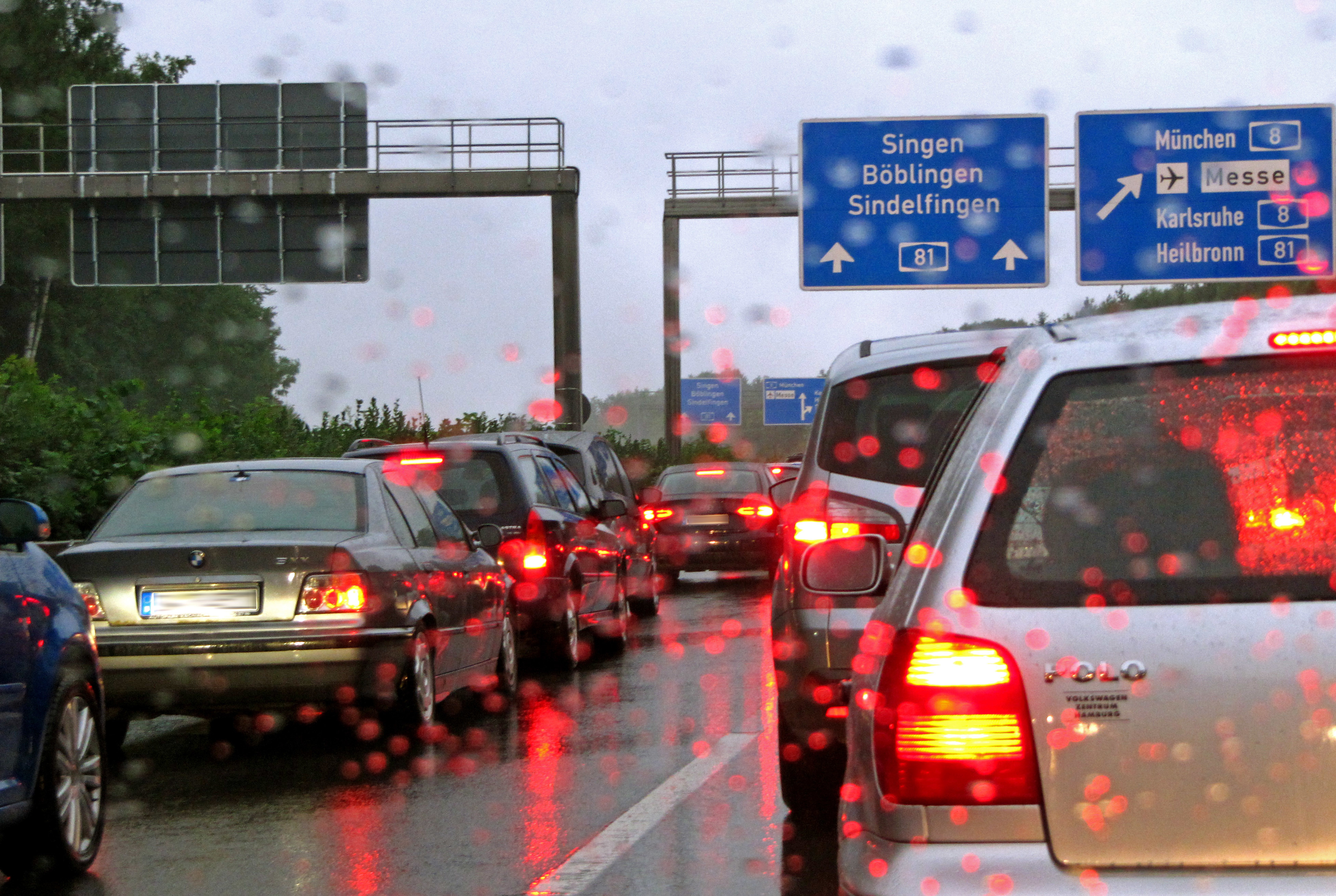 Vollsperrung auf der Autobahn! 6 Verletzte - Kleintransporter mit Anhänger überschlägt sich