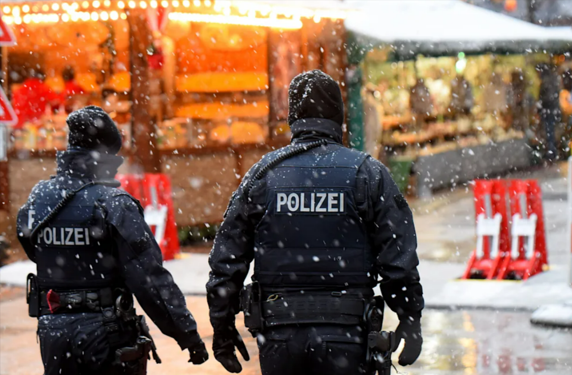 Ausbruch! Polizei warnt - Gefährlicher Verbrecher und Komplize an Weihnachten ausgebrochen!