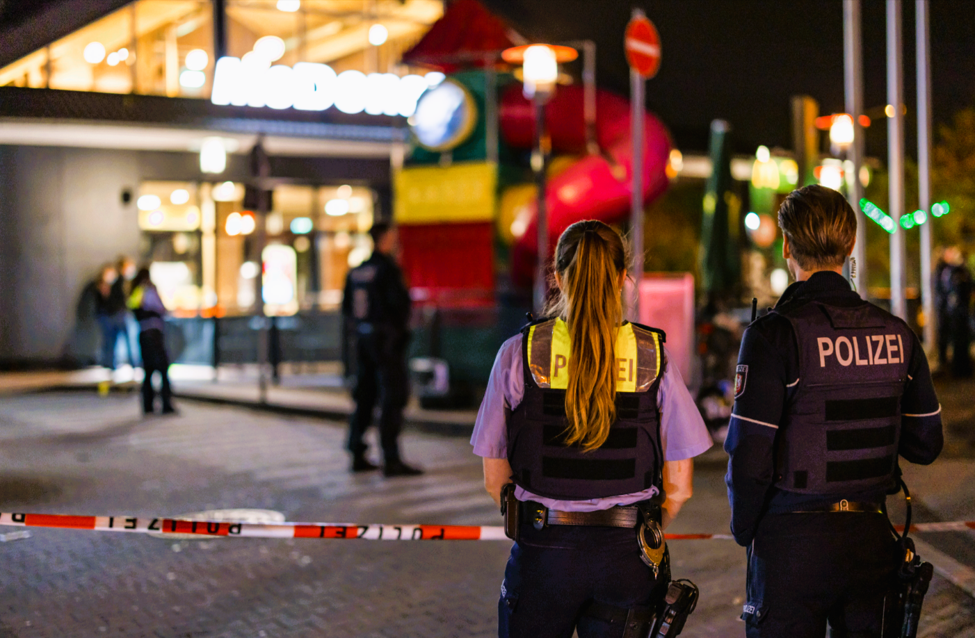 Schlägerei bei McDonalds! Mann dreht wegen falschem Burger völlig durch!