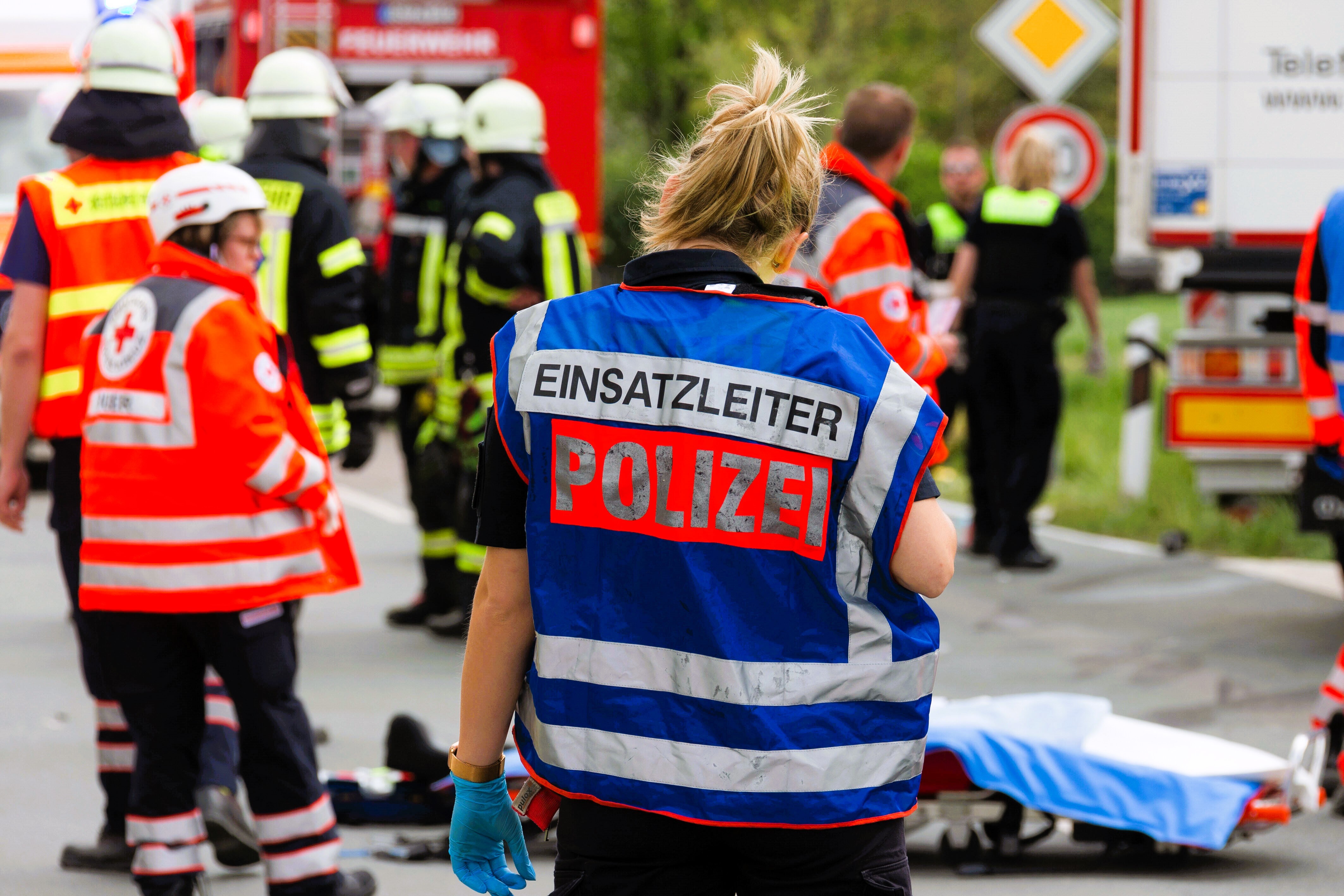 Heftige Explosion in Stuttgart - Wohnhaus schwer beschädigt - Einsatzkräfte finden große Zerstörung vor