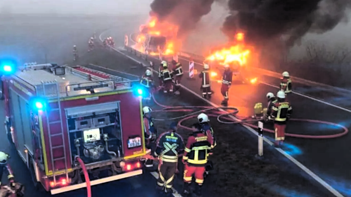 Vollsperrung! Feuer auf der Autobahn! Fahrer eines PKW stirb nach Crash mit einem Lastwagen