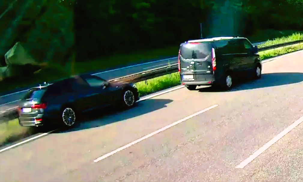 Mordversuch auf der Autobahn? Audi drückt Lieferwagen bei 150 in die Leitplanke!