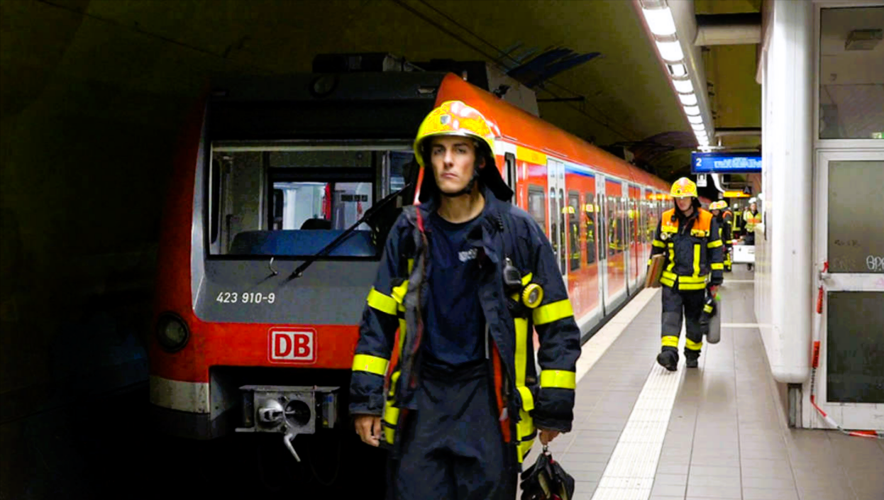 Junge stirbt am Bahnhof! Jugendlicher klettert auf Bahnwaggons und erleidet fatalen Stromschlag