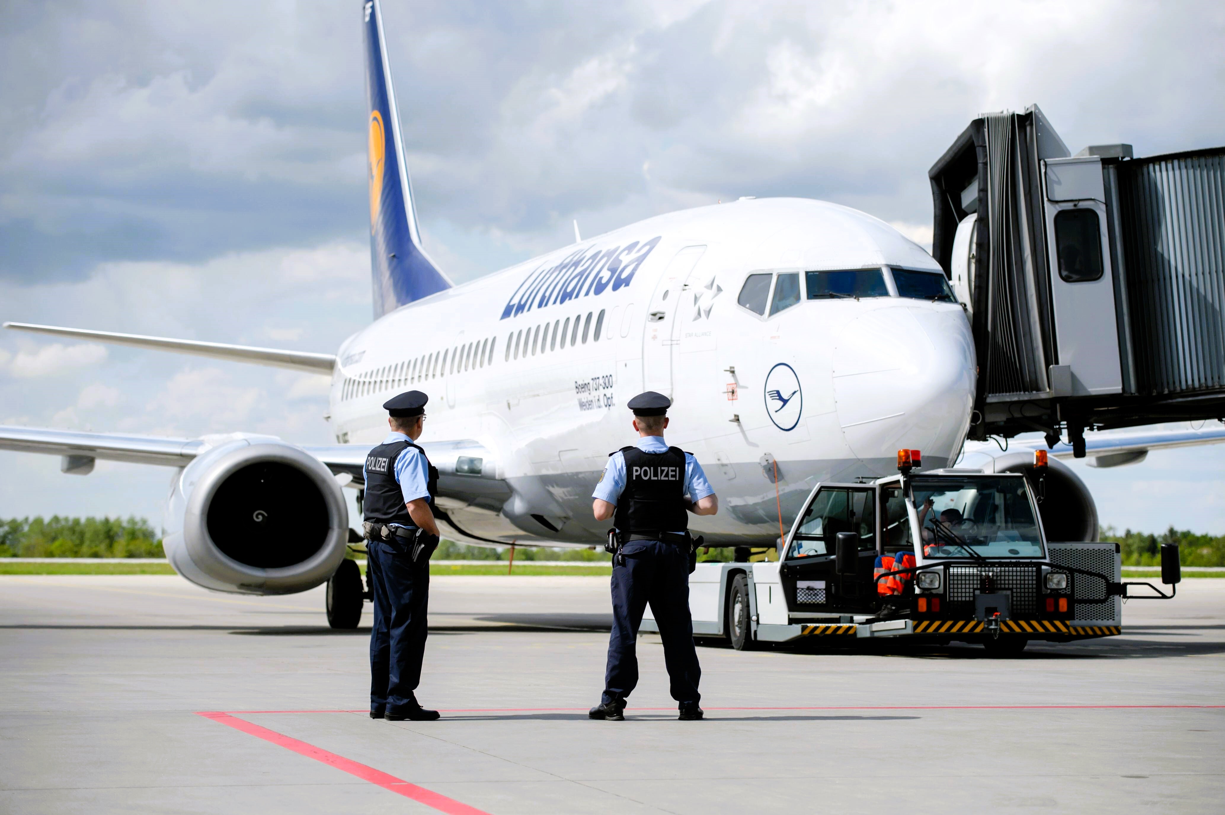 Notlandung in Hamburg! Lufthansa-Maschine muss runter - der Grund ist unfassbar!