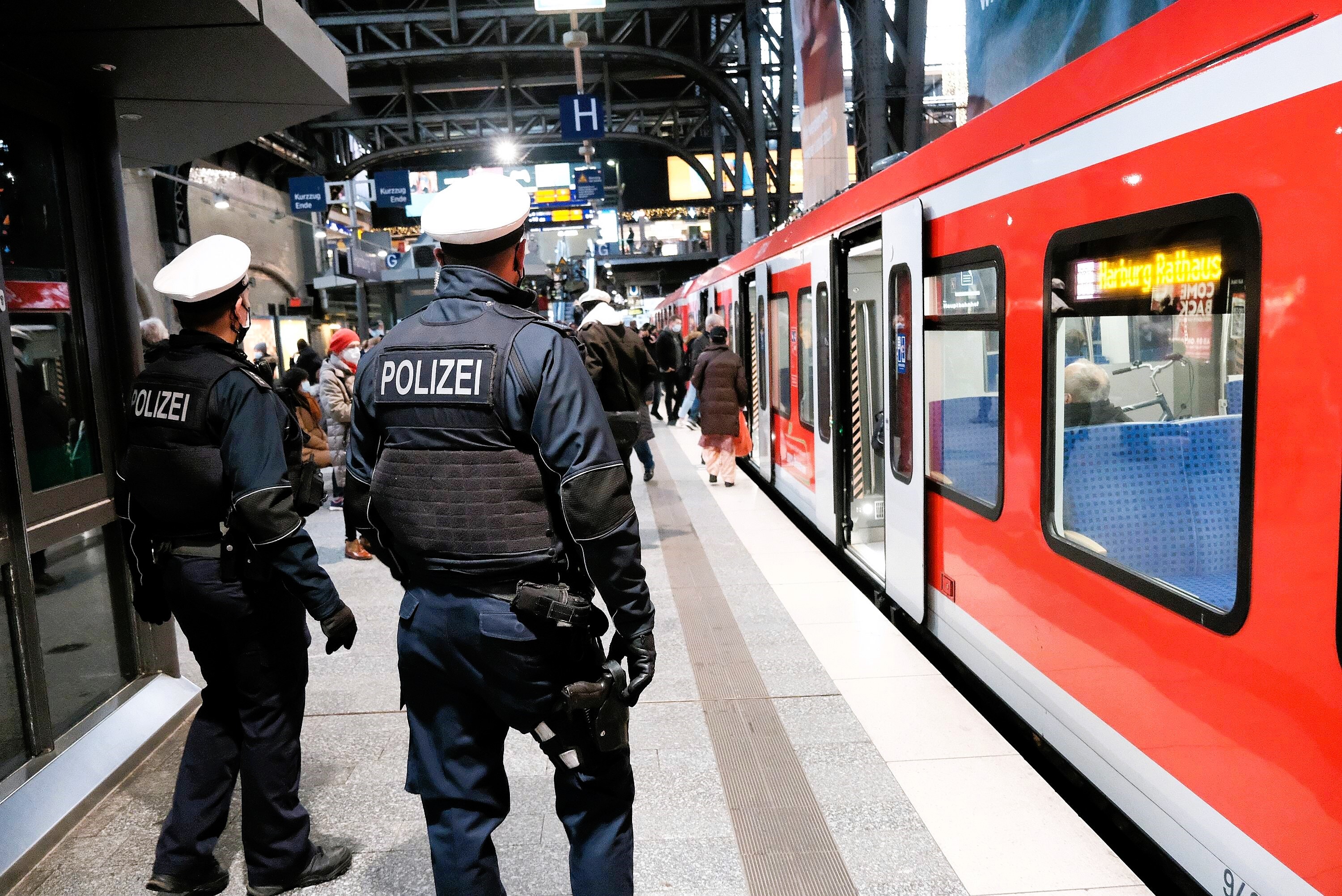 Zug entgleist! 6 Verletzte an Bahnhof - Zugverkehr gestört, S-Bahnen evakuiert!