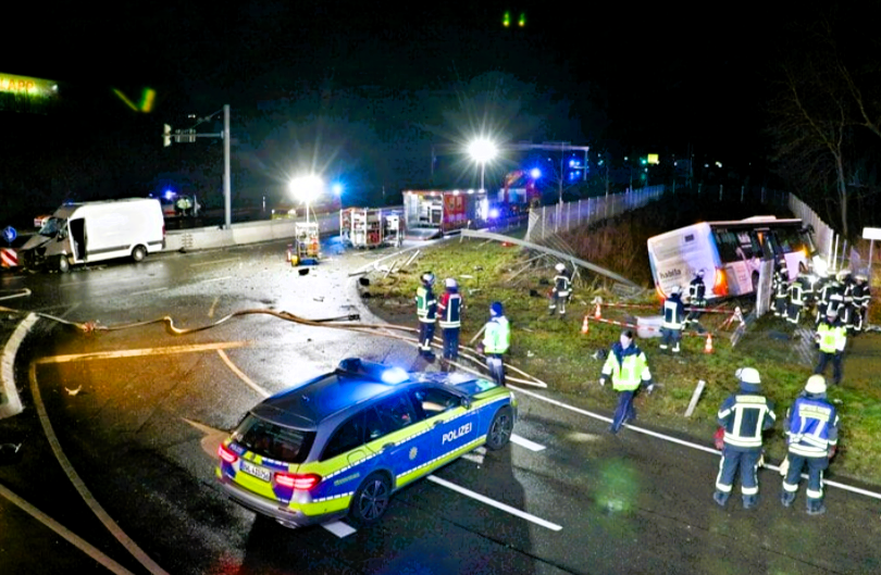 Tödlicher Unfall - Frau kracht mit ihrem Wagen frontal in LKW